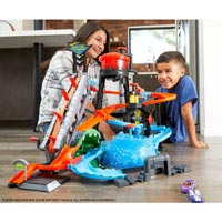 Игровой набор Hot Wheels FTB67 "Водонапорная башня" (Ultimate Gator Car Wash) из серии измени цвет